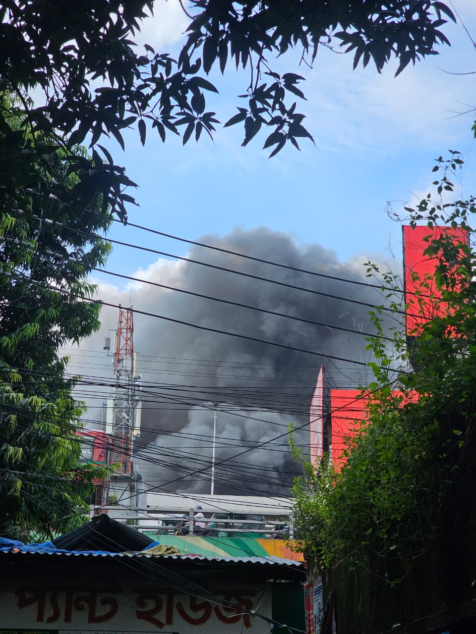 মহাখালীতে পুরোনো ভবনে আগুন, নিয়ন্ত্রণে কাজ করছে ফায়ার সার্ভিস