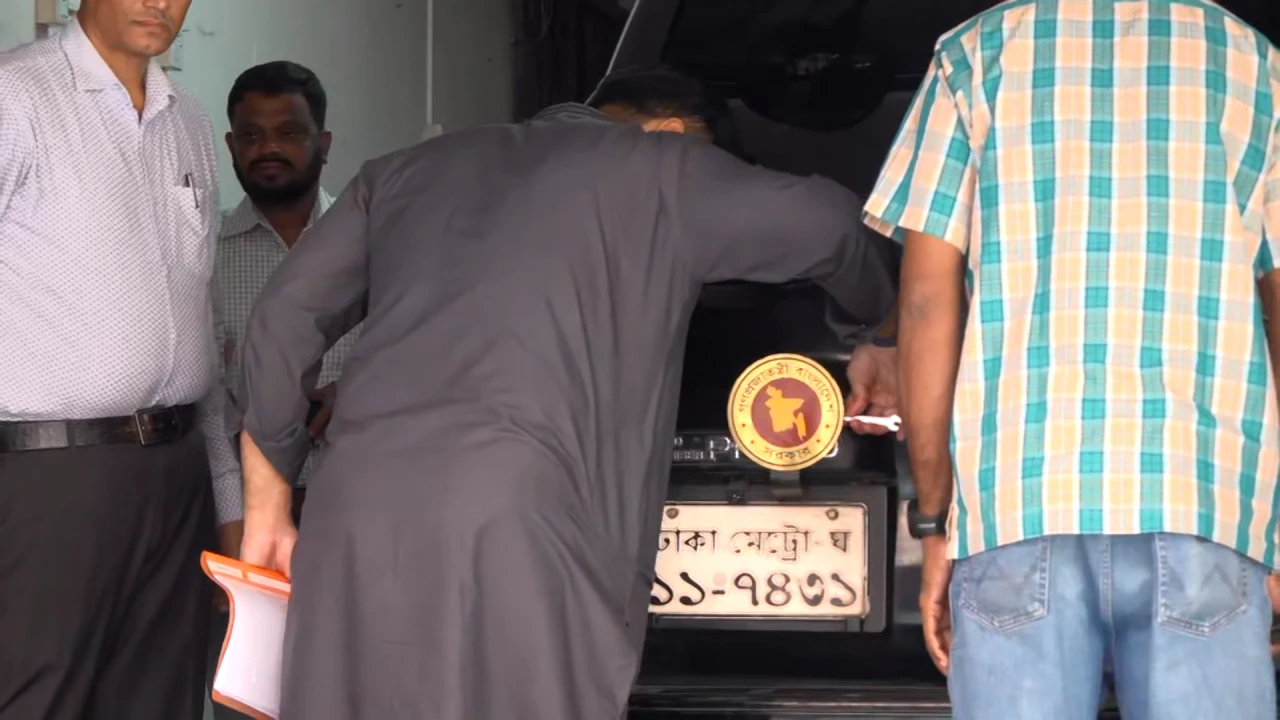 নিজ হাতেই গাড়ি থেকে সরকারি লোগো খুললেন ইশরাক, জানালেন পদত্যাগের কারণ